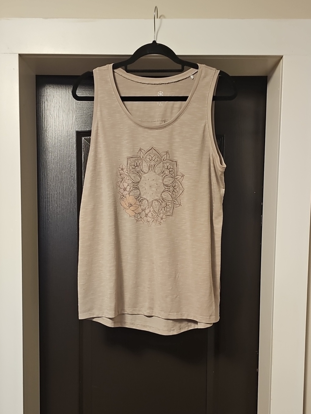 GAIAM Light Beige Tank with Center Floral Mandala